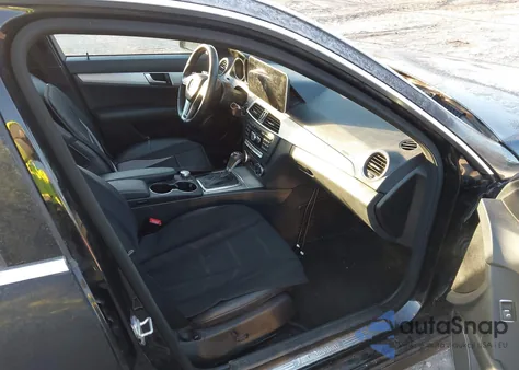 2013 Mercedes-Benz C 300 Sport 4Matic z USA, uszkodzony, nr VIN WDDGF8AB7DR244098